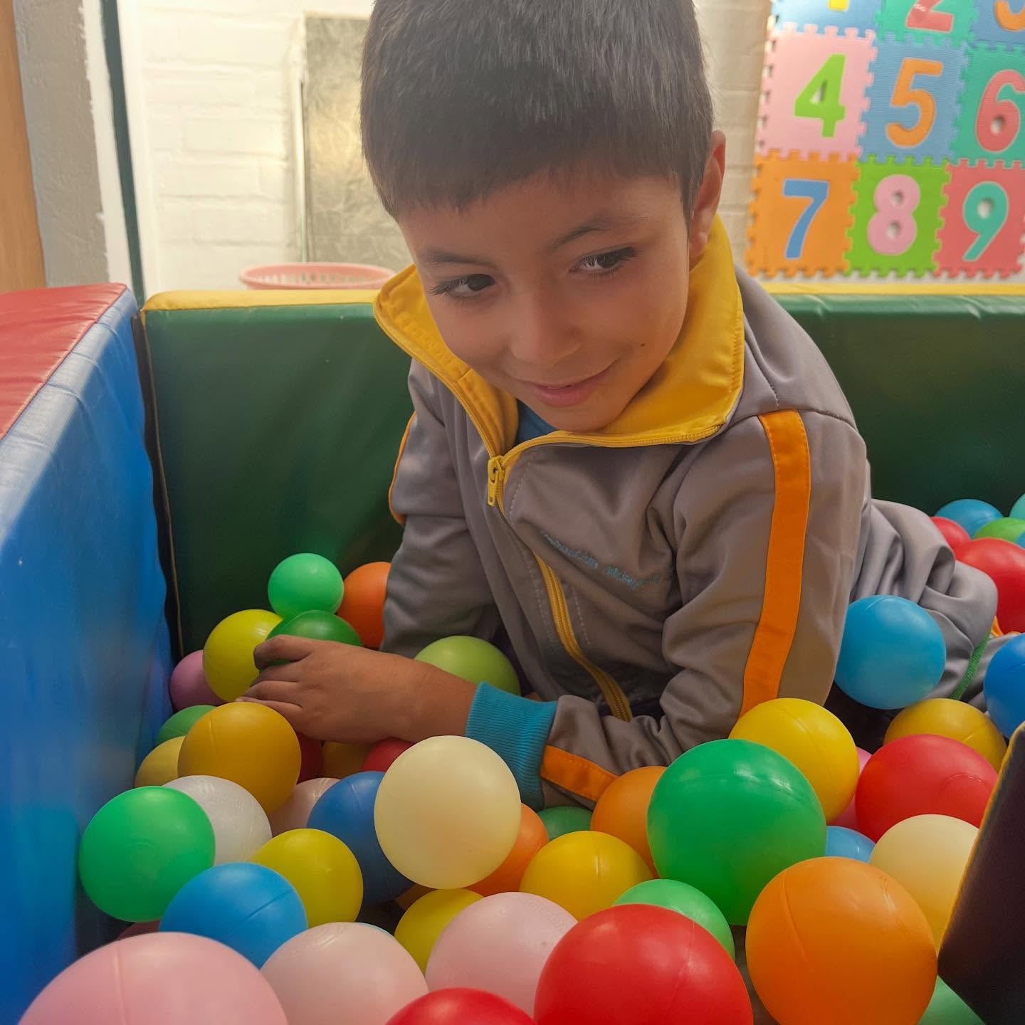 Niñas y niños abrazados